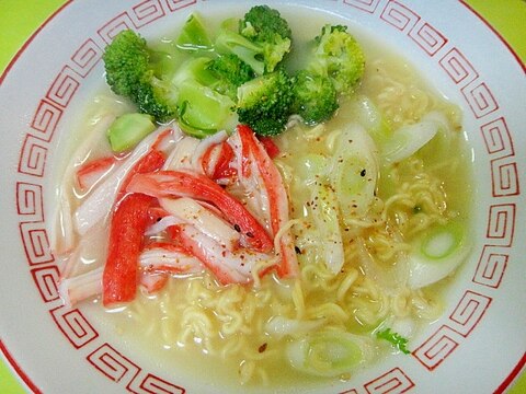 ブロッコリーとカニカマのとんこつラーメン